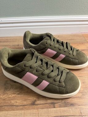 Women’s Madden Girl Nollie Sneaker in Olive/Pink Multi Size 8.5